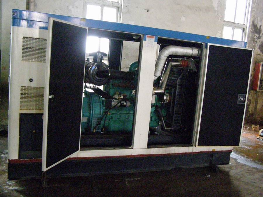 苏州发电机100KW康明斯防雨型机组